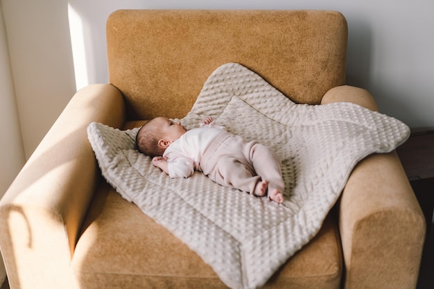 Porträt eines 1 Monat alten Babys Nettes neugeborenes Baby, das auf einem sich entwickelnden Teppich liegt Liebesbaby Neugeborenes Baby und Mutter