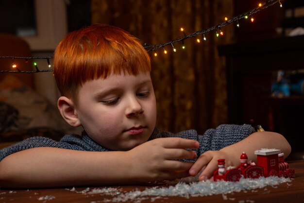 Porträt eines achtjährigen Jungen mit Neujahrsdekor mit Schneeflocke