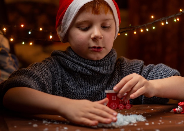 Porträt eines achtjährigen Jungen mit Neujahrsdekor