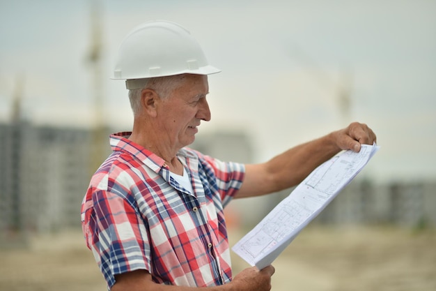 Porträt eines älteren Mannes auf einer Baustelle