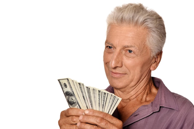 Porträt eines älteren Mannes, der Dollar auf weißem Hintergrund hält