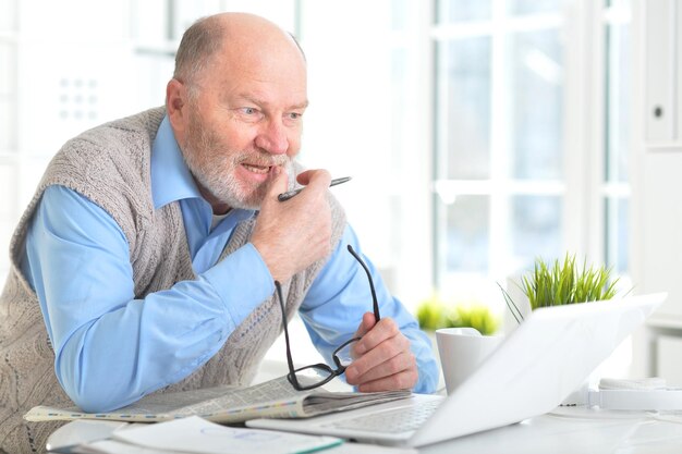 Porträt eines älteren Mannes mit Laptop