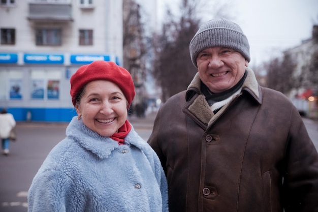 Foto porträt eines älteren mannes mit reifer frau auf der straße der winterstadt