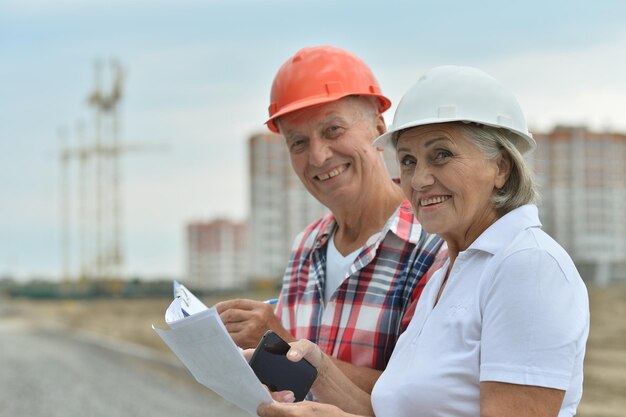 Porträt eines älteren Paares auf der Baustelle