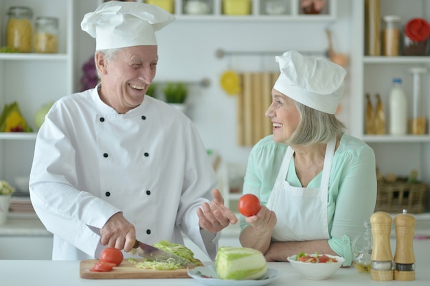 Porträt eines älteren Paares beim Kochen in der Küche