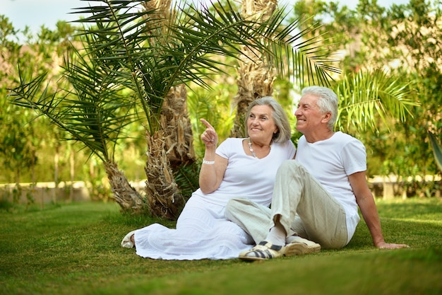 Porträt eines älteren Paares im tropischen Hotelgarten