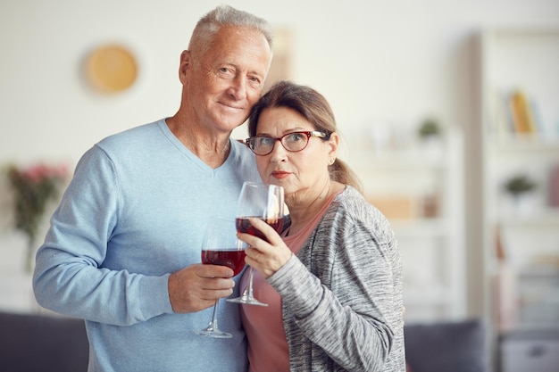Porträt eines älteren Paares mit Weingläsern