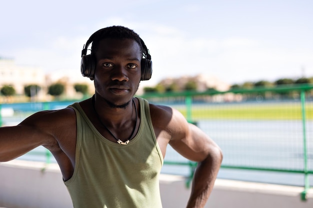 Porträt eines afrikanischen Athleten mit Leichtathletik-Hintergrund