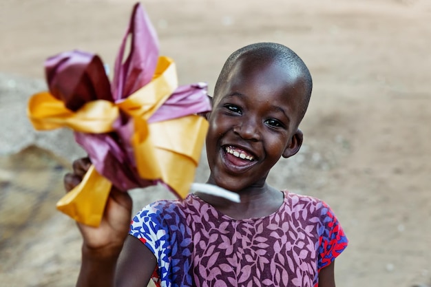 Porträt eines afrikanischen fröhlichen jungen Mädchens. Kenia