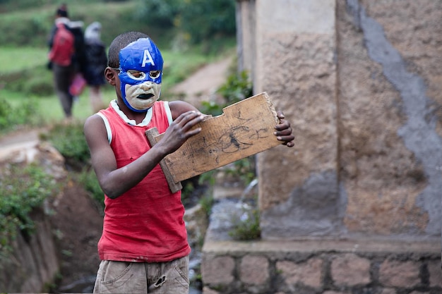 Porträt eines afrikanischen Jungen mit Maske. Madagaskar. Armut in Afrika.