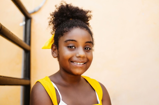 Porträt eines afrikanischen kleinen jungen Mädchens