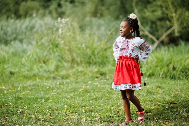 Porträt eines afrikanischen Mädchens in traditioneller Kleidung im Park.