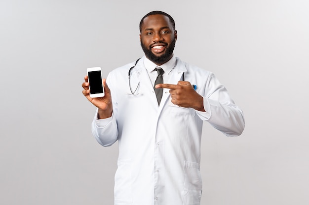 Porträt eines afroamerikanischen Arztes mit weißer Uniform