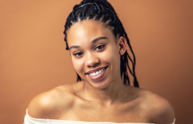 Porträt eines afroamerikanischen Mädchens mit Afro-Haaren. Schönheitskosmetik, Make-up und Modekonzept