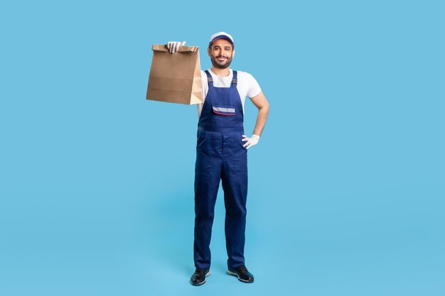 Porträt eines Arbeiters in Uniform auf blauem Hintergrund