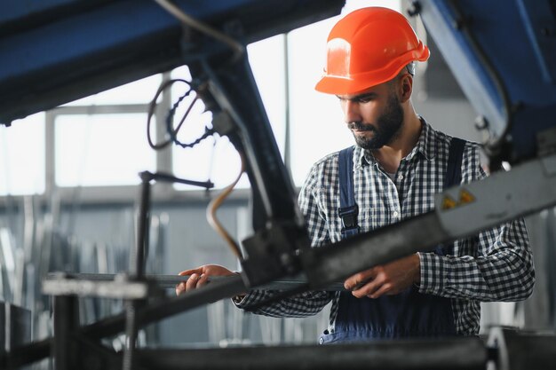 Porträt eines Arbeiters in Uniform in der Fabrik