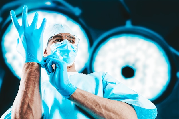 Porträt eines Arztes auf der von Operationslampen
