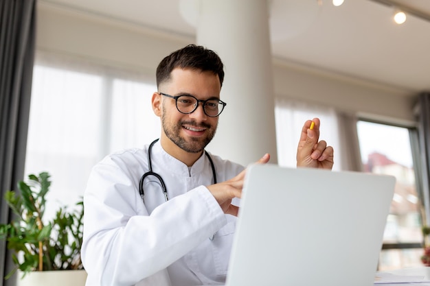 Foto porträt eines arztes, der mit einem online-patienten auf einem laptop-bildschirm spricht, der am schreibtisch der klinik sitzt und eine online-beratung für die häusliche gesundheitsbehandlung gibt telemedizin fernarzttermin