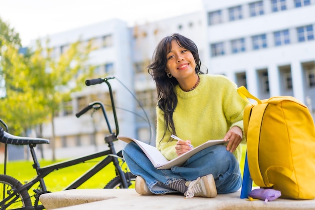 Porträt eines asiatischen architekturstudenten auf dem eramus-universitätscampus in europa austauschstudent