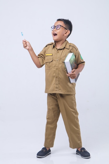 Porträt eines asiatischen Jungen, der eine Khaki-Uniform der indonesischen Regierung trägt. Kinderwunsch als Lehrer.