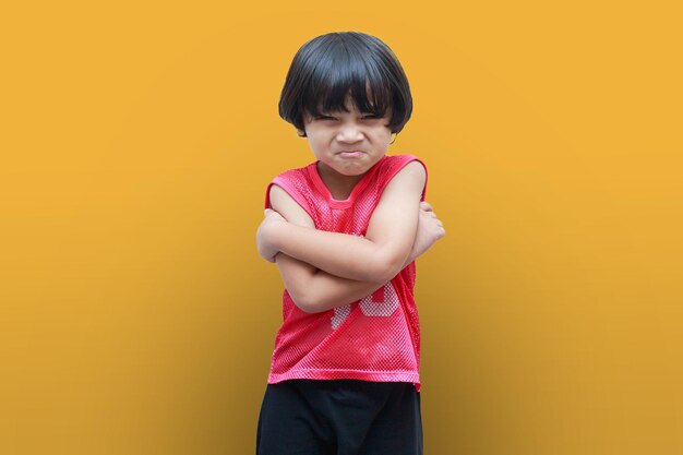 Porträt eines asiatischen Jungen in Schwimmbrillen glücklich auf gelbem Hintergrund
