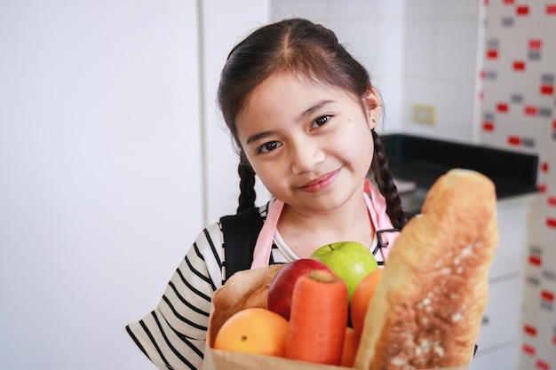 Porträt eines asiatischen süßen Mädchens in einer Küche zu Hause Freizeitaktivität