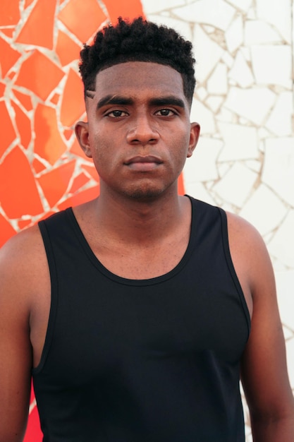 Porträt eines athletischen schwarzen Mannes im Park