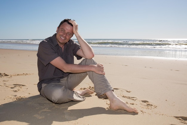 Porträt eines attraktiven jungen Mannes an einem Strand