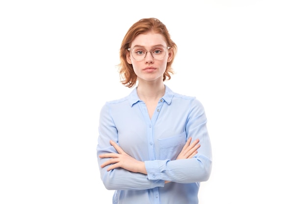 Porträt eines attraktiven rothaarigen Mädchens in Business-Hemd und Brille, das freudig lächelt, isoliert auf weißem Studiohintergrund xA