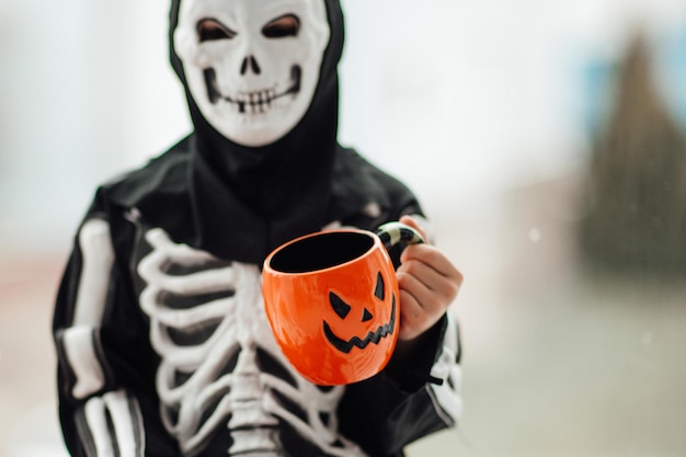 Porträt eines aufrichtigen, authentischen Gen Z-Jungen, der sich im Skelettkostüm an Halloween-Feiertagen amüsiert