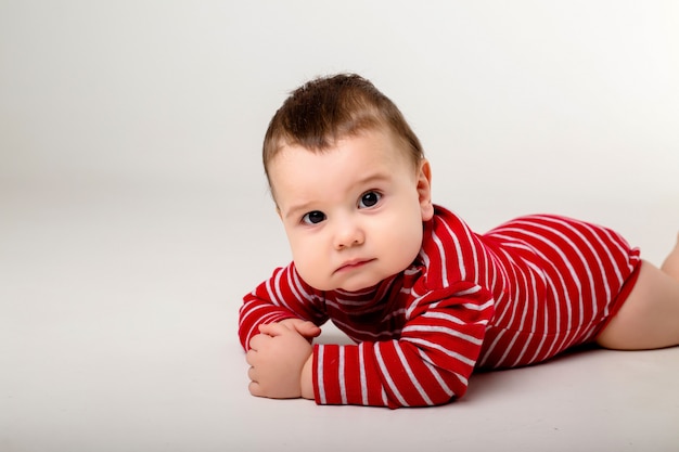 Porträt eines Babys auf einer weißen Wand