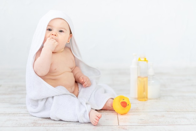 Porträt eines Babys beim Schaumbaden und Hygiene des Babys