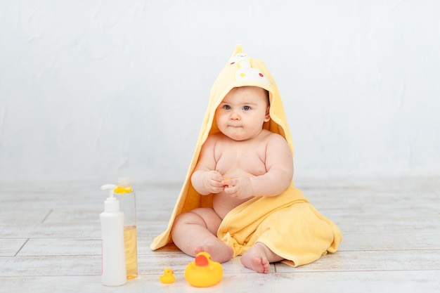 Porträt eines Babys beim Schaumbaden und Hygiene des Babys