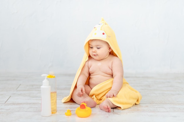Porträt eines Babys beim Schaumbaden und Hygiene des Babys