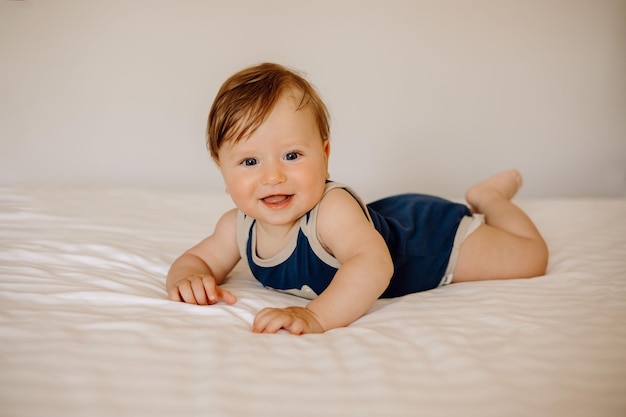 Porträt eines Babys im Bett auf weißem Hintergrund