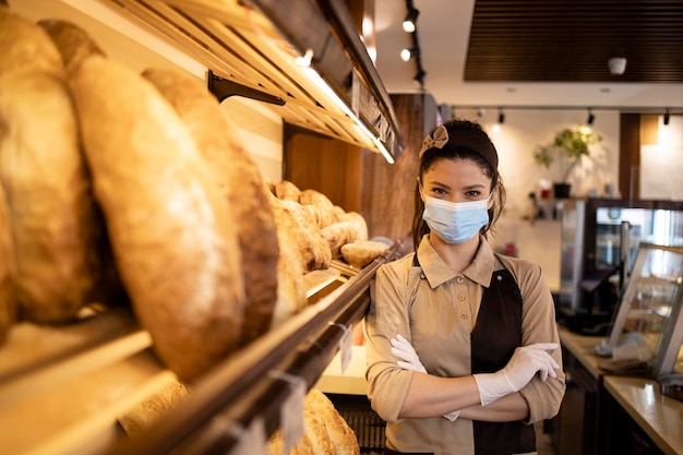 Porträt eines Bäckereiverkäufers mit Gesichtsmaske im Supermarkt