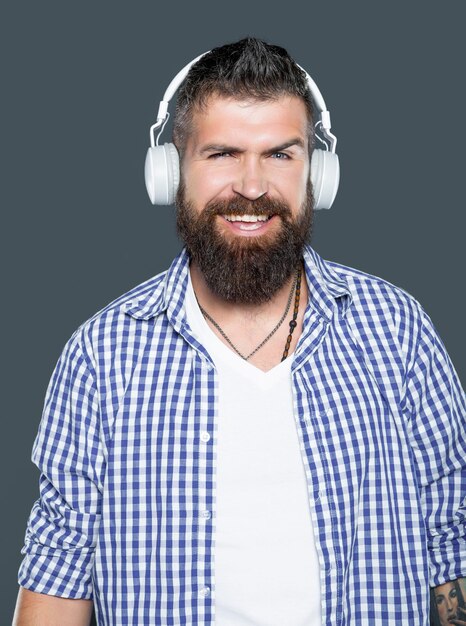 Porträt eines bärtigen Mannes Musik über Kopfhörer hören