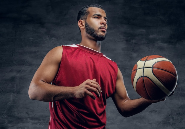 Porträt eines bärtigen schwarzen mannes hält einen basketball.