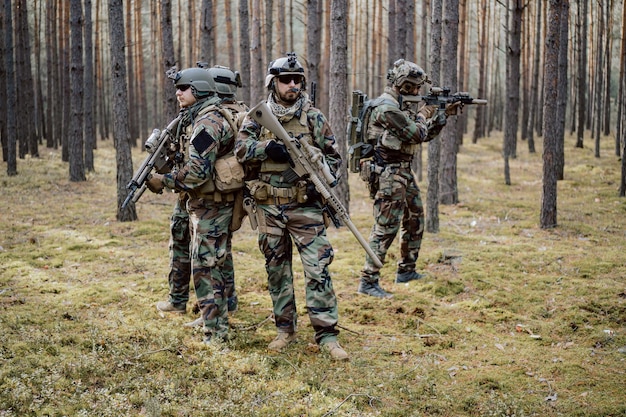 Porträt eines bärtigen Soldaten mittleren Alters in einer Waldmilitäruniform und einem Helm mit Kopfhörern