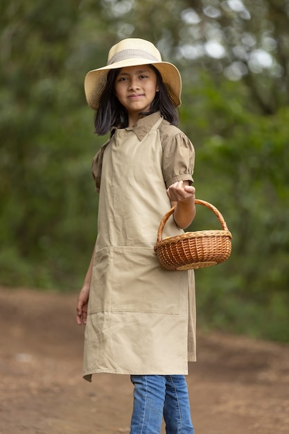 Porträt eines Bauernmädchens, das auf das Feld geht