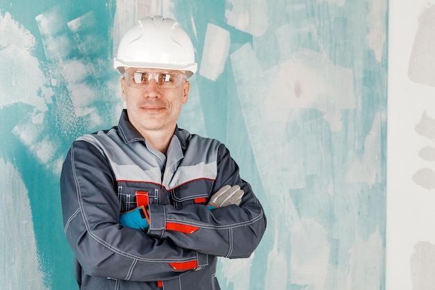Porträt eines Baumeisters auf einer rauen Betonwand Konzept für Bau und Reparatur
