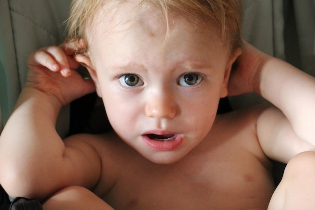 Porträt eines besorgten Babys Ein Kind mit großen Augen sieht uns an