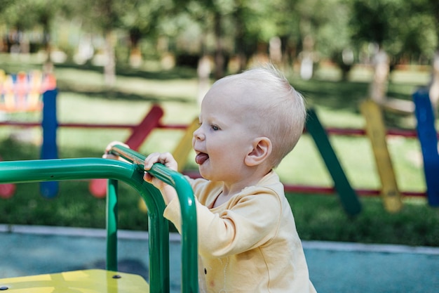 Porträt eines blonden Kleinkindjungen auf dem Spielplatz