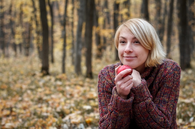 Porträt eines blonden Mädchens im Herbstwald