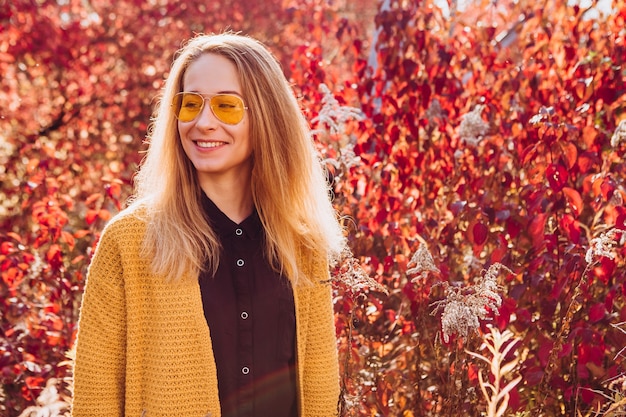 Porträt eines blonden Mädchens in einem Herbstpark