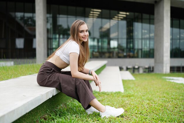 Porträt eines blonden Mädchens mit flatternden Haaren