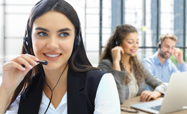 Porträt eines Call-Center-Mitarbeiters in Begleitung seines Teams Lächelnder Kundendienstmitarbeiter bei der Arbeit