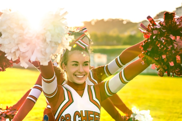 Porträt eines Cheerleeders in Aktion