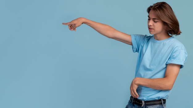 Foto porträt eines coolen teenie-jungen in blau