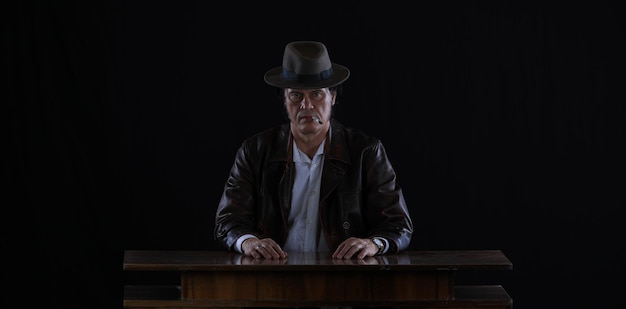 Foto porträt eines detektivs im büro am tisch